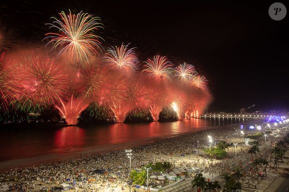 Réveillon 2026 em Copacabana deve ter 12 minutos de queima de fogos, disparados por 19 balsas