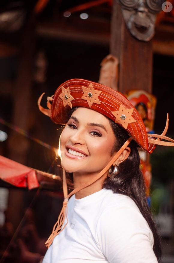 Mileide Mihaile fez a postagem por volta de 21h, nos bastidores de mais um trabalho: ‘Logo hoje que eu estou até essa hora aqui com esses meninos trabalhando para cumprir prazos’