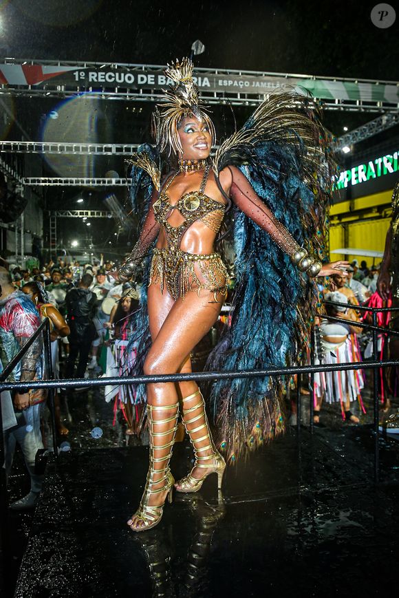 A barriga sarada de Iza roubou a cena