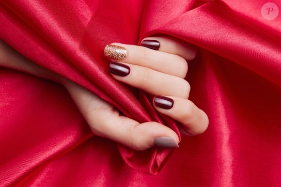 Muted burgundy vem se tornando o favorito para as unhas