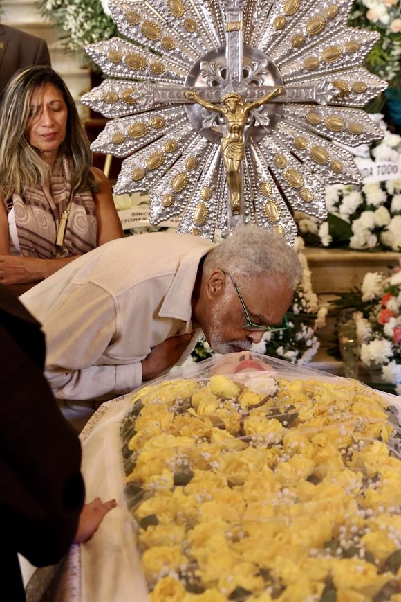 Gilberto Gil emocionou os presentes no velório de Nana Caymmi