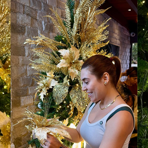 Muito ouro, Inshala! Naiara Azevedo escolheu o dourado como paleta principal de sua árvore. A cantora usou folhagens, flores no mesmo tom e borboletas de LED que se movimentam, trazendo brilho e exuberância