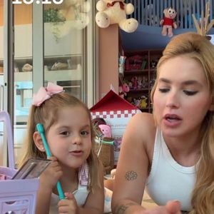 Entre risadas e sinceridade infantil, Virginia registra cartinhas de Natal que mostram que a magia está nos detalhes