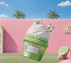 Entre as novidades da linha Give Me Gourmand, da Lattafa, o Matcha Swirl transforma referências de confeitaria em perfume ao reunir notas de morango, bolo de matcha, tonka, baunilha e chocolate branco