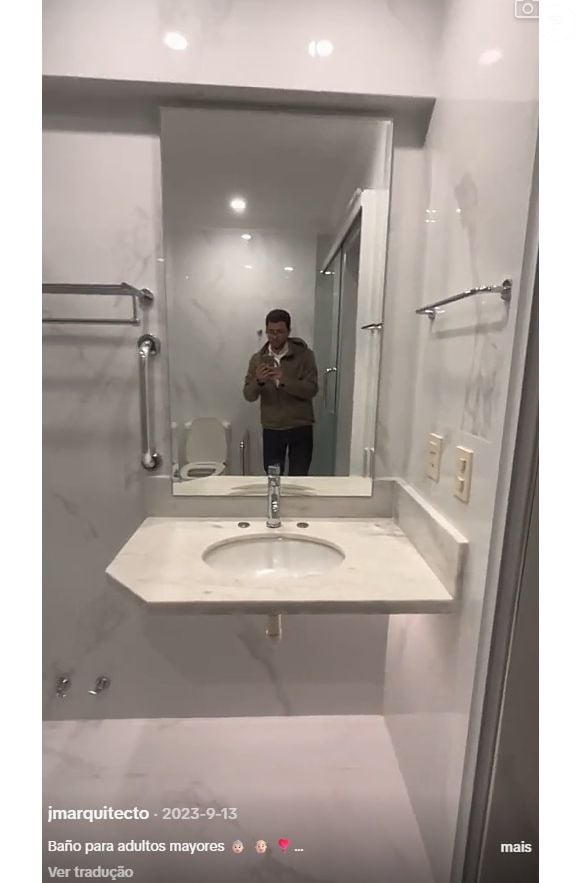 O especialista optou por modelos fabricados em aço inoxidável, por serem muito resistentes e se integrarem melhor ao design do banheiro, sem comprometer sua estética