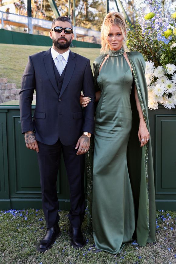 Casamento de Giovanna Lancellotti e Gabriel David: Cintia Dicker foi mais uma famosa a escolher o verde oliva para a celebração