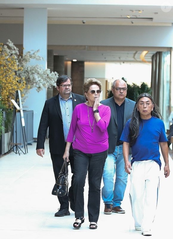 Dilma Rousseff mantém agenda de trabalhos (é presidente de banco do Brics), mas não tem previsão de alta