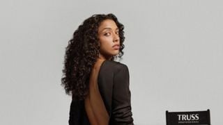 Absolut Dark: a nova cor de cabelo de Alice Carvalho, de 'O Agente Secreto', antes do Oscar 2026. 'Não é só glamour, mas sobre o que representa'