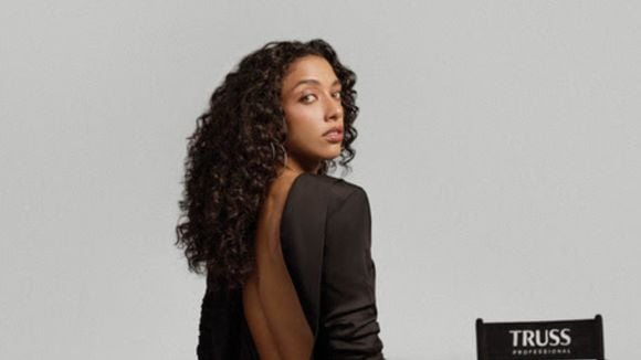 Absolut Dark: a nova cor de cabelo de Alice Carvalho, de 'O Agente Secreto', antes do Oscar 2026. 'Não é só glamour, mas sobre o que representa'