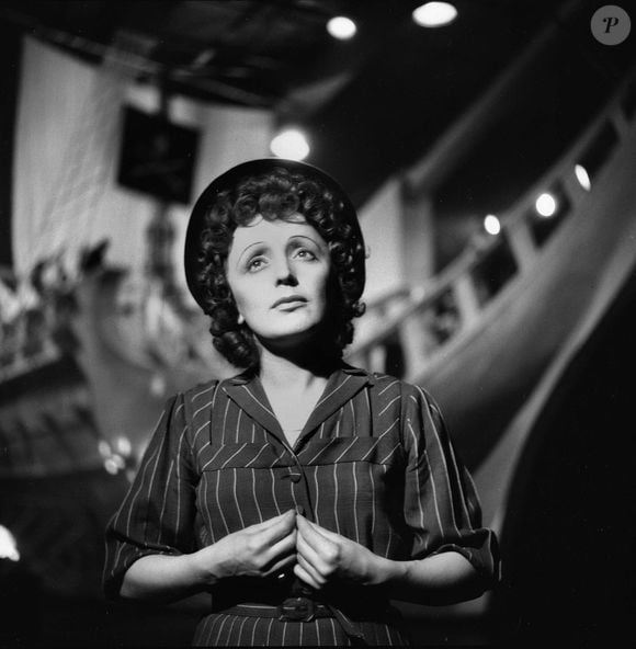Durante a ocupação nazista, Édith Piaf se apresentou na Alemanha e depois foi chamada a responder por sua atuação no período, mas também há registros de ajuda a perseguidos