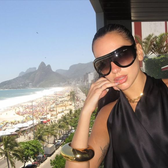 Dua Lipa posou em um dos mais belos cartões postais do Rio de Janeiro