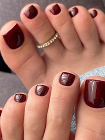 Estas dez ideias de pedicures vão te fazer fugir do óbvio no Natal 2025 e exibir pés impecáveis