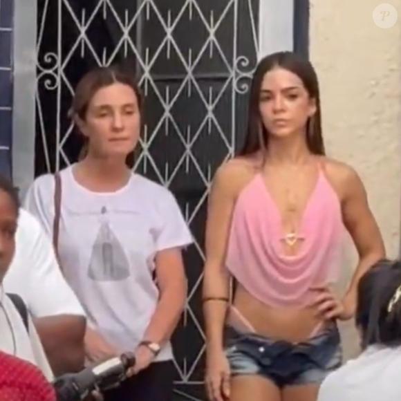 Adriana Esteves aparece caracterizada como Carminha nos bastidores de Avenida Brasil 2. O visual da personagem chamou a atenção dos fãs e levantou teorias sobre sua possível redenção na continuação da novela da Globo