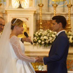 Casamento da filha de Tom Cavalcante: Maria Cavalcante e o marido, Cristiano, fizeram os tradicionais votos no altar