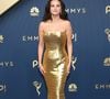 No Emmy Awards, Selena Gomez apostou em um imponente vestido longo da Louis Vuitton tomara que caia inteiramente confeccionado em malha metálica dourada de efeito espelhado e textura geométrica. A peça ajustada, de corte sereia e caimento fluido, foi combinada com finas joias em diamantes da Tiffany & Co. - incluindo pulseira e brincos delicados. O visual completou-se com os cabelos escuros soltos em ondas naturais com risca ao meio e uma maquiagem leve de acabamento suave e iluminado