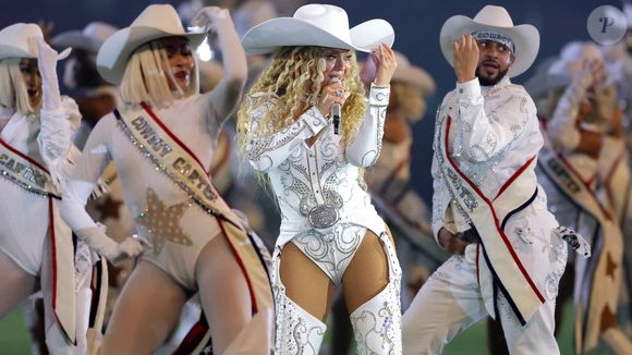 A diva, que já havia roubado a cena no intervalo do Super Bowl de Natal da NFL, anunciou a turnê no último dia 3 de fevereiro.