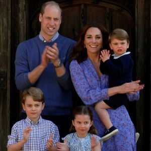 Casamento de Kate Middleton e Príncipe William com três frutos: Principe George, Princesa Charlotte e Principe Louis
