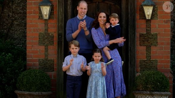 Casamento de Kate Middleton e Príncipe William com três frutos: Principe George, Princesa Charlotte e Principe Louis