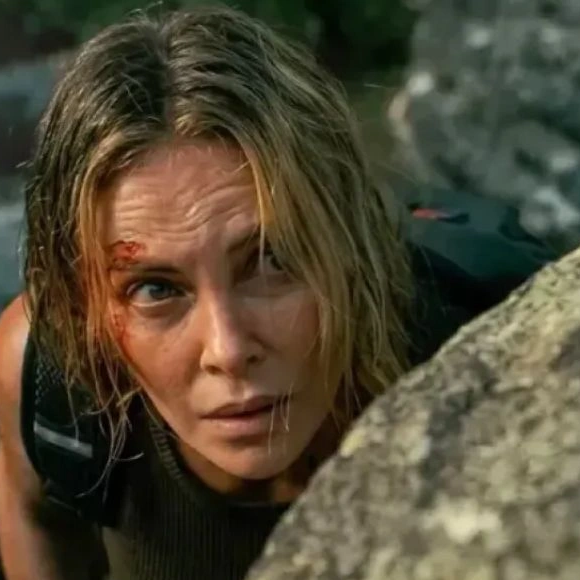 Entenda por que O Jogo do Predador, novo thriller com Taron Egerton e Charlize Theron, virou destaque entre os filmes de suspense mais intensos da Netflix