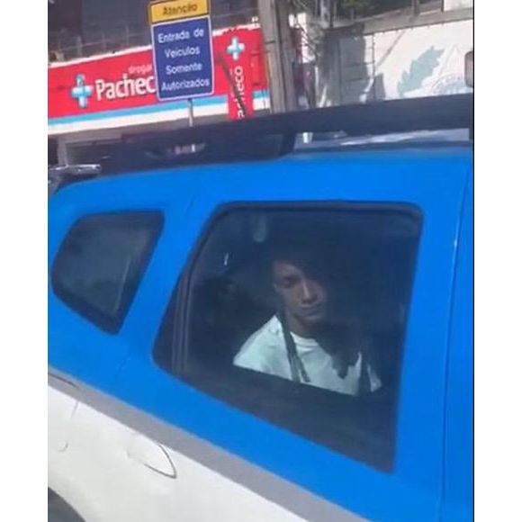 De acordo com informações divulgadas pelo G1, a Polícia Civil informou que o artista realizou uma manobra arriscada para tentar escapar de uma blitz, dirigindo na contramão.
