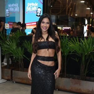 Flay usou vestido revelador preto e brilhante