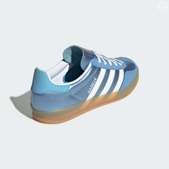 O brilho azul aquamarine do novo Adidas Gazelle Indoor traz um toque futurista ao visual sem abrir mão da essência vintage que tornou o modelo um clássico