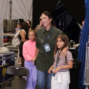 Ivete Sangalo posa com as filhas gêmeas, Marina e Helena, durante passeio ao Cirque du Soleil, em São Paulo