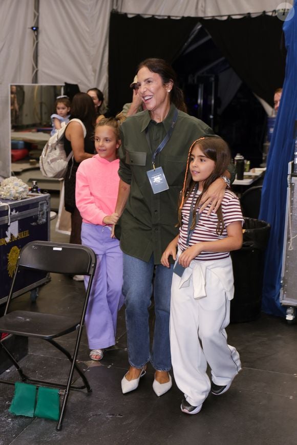 Ivete Sangalo posa com as filhas gêmeas, Marina e Helena, durante passeio ao Cirque du Soleil, em São Paulo
