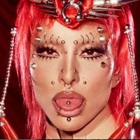 A mais ousada do Carnaval 2026: Sabrina Sato simula nudez total e usa piercing fake em look fashionista bege de britânicos que assinam figurino de 'Mulher-Maravilha' e 'Aquaman'; fotos!