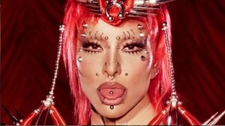 A mais ousada do Carnaval 2026: Sabrina Sato simula nudez total e usa piercing fake em look fashionista bege de britânicos que assinam figurino de 'Mulher-Maravilha' e 'Aquaman'; fotos!