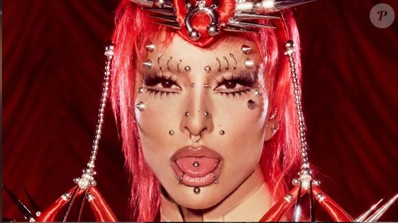 Sabrina Sato usa look extravagante na Sapucaí na noite desta segunda, 16