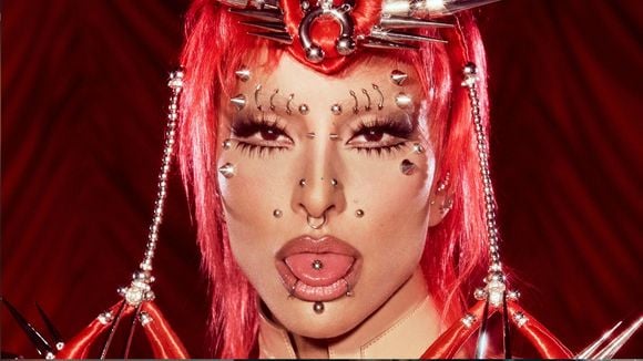 A mais ousada do Carnaval 2026: Sabrina Sato simula nudez total e usa piercing fake em look fashionista bege de britânicos que assinam figurino de 'Mulher-Maravilha' e 'Aquaman'; fotos!