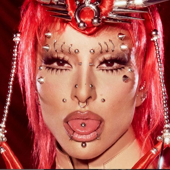 Sabrina Sato usa look extravagante na Sapucaí na noite desta segunda, 16