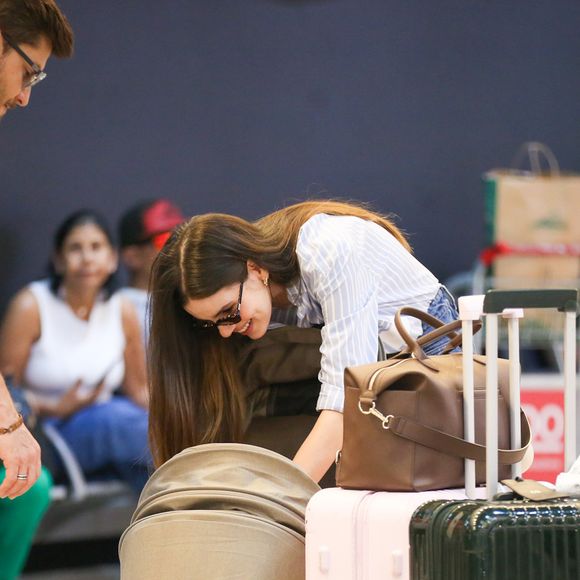 Entre malas e carrinho de bebê, Camila Queiroz e Klebber Toledo protagonizam momento raro em família longe dos holofotes