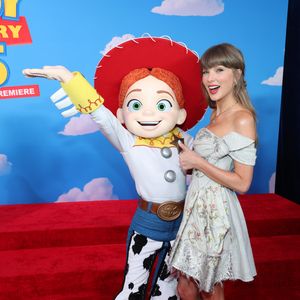 Além de apresentar uma nova aventura para Buzz Lightyear, Woody e companhia, 'Toy Story 5' chega aos cinemas cercado de expectativa por contar com uma música inédita de Taylor Swift na trilha sonora, um detalhe que já deixou os fãs da cantora e da Pixar empolvorosos