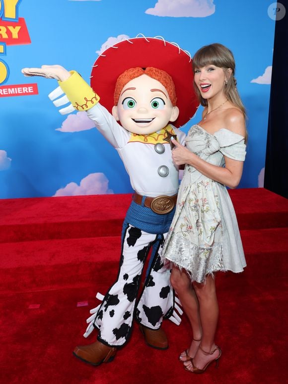 Além de apresentar uma nova aventura para Buzz Lightyear, Woody e companhia, 'Toy Story 5' chega aos cinemas cercado de expectativa por contar com uma música inédita de Taylor Swift na trilha sonora, um detalhe que já deixou os fãs da cantora e da Pixar empolvorosos