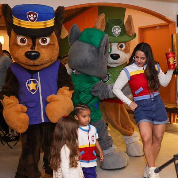 As pernas torneadas de Viviane Araújo chamaram atenção