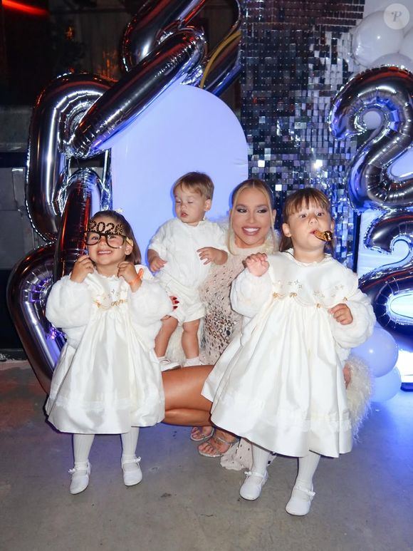Filhas de Virginia combinaram vestido de princesa para réveillon na Espanha com a mãe e o namorado da influencer, Vini Jr.