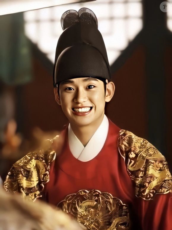 Já com um visual diferente, Kim Soo-hyun protagonizou 'Moon Embracing The Sun' em 2012