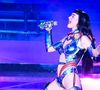 Katy Perry cantou seus maiores hits em um look azul e vermelho coladinho e todo vazado