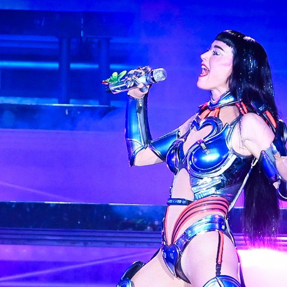 Katy Perry cantou seus maiores hits em um look azul e vermelho coladinho e todo vazado