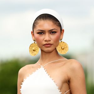 Segundo comunicado reproduzido pelo The Guardian, a galeria Barron London afirmou que os brincos usados por Zendaya possuem procedência documentada e foram emprestados para celebrar a arte persa, sem objetivo comercial
