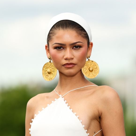 Segundo comunicado reproduzido pelo The Guardian, a galeria Barron London afirmou que os brincos usados por Zendaya possuem procedência documentada e foram emprestados para celebrar a arte persa, sem objetivo comercial