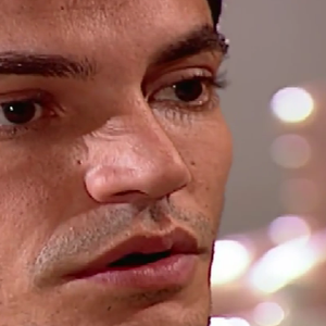 Amadeo (Fabio Dias) se surpreende quando Matteo (Thiago Lacerda) avisa que não quer ser mais anarquista, pois só está preocupado com o filho.