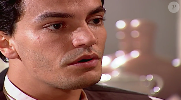 Amadeo (Fabio Dias) se surpreende quando Matteo (Thiago Lacerda) avisa que não quer ser mais anarquista, pois só está preocupado com o filho.