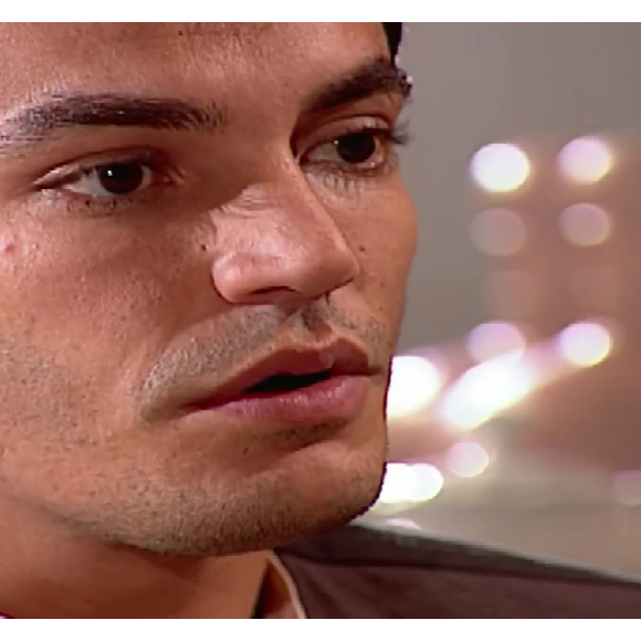 Amadeo (Fabio Dias) se surpreende quando Matteo (Thiago Lacerda) avisa que não quer ser mais anarquista, pois só está preocupado com o filho.