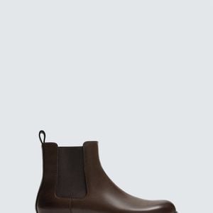 Também na Zara, a bota Chelsea volume, na cor marrom chocolate, por R$ 399,00, chama atenção pelo solado tratorado e reforça a tendência utilitária em alta na novela da TV Globo