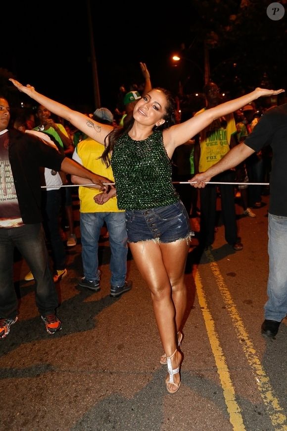 Além da lipoaspiração, Anitta também realizou uma cirurgia nos seus seios