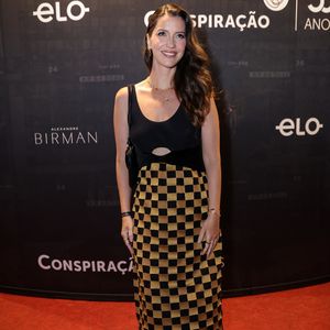 Nathália Dill ousou da criatividade com uma saia inspirada em um jogo de xadrez para evento de cinema no Rio de Janeiro