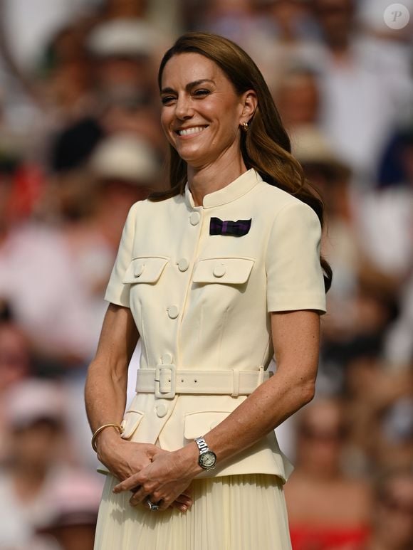 Elegante, a princesa de Gales apareceu sozinha nas arquibancadas da quadra central, com quatro anéis que dizem muito sobre sua trajetória pessoal, familiar e emocional!